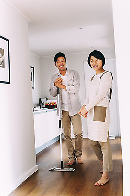 포토 JPG 전신 부부 여자 남자 실내 서기 미소 성인 두명 앞모습 30대 제주도 다정 한국인 청소 걸레 부부라이프 성인만 국내포토 라이프스타일 커플 뷰포인트 컨셉 모션 한국 표정 사람 동양인 내부 장년 청소도구 파일형식