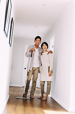 포토 JPG 전신 부부 여자 남자 실내 서기 미소 성인 두명 앞모습 30대 제주도 다정 한국인 청소 걸레 부부라이프 성인만 국내포토 라이프스타일 커플 뷰포인트 컨셉 모션 한국 표정 사람 동양인 내부 장년 청소도구 파일형식