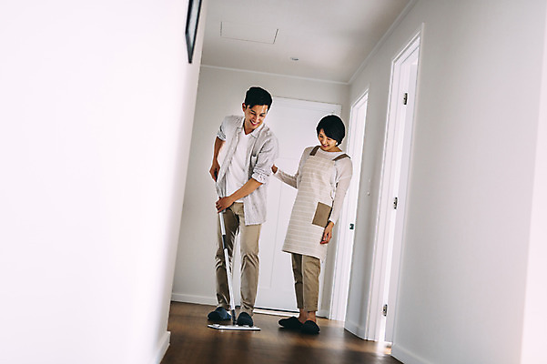 포토 JPG 전신 부부 여자 남자 실내 서기 미소 성인 두명 앞모습 30대 제주도 다정 한국인 청소 걸레 부부라이프 성인만 국내포토 라이프스타일 커플 뷰포인트 컨셉 모션 한국 표정 사람 동양인 내부 장년 청소도구 파일형식