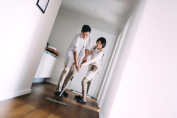 포토 JPG 전신 부부 여자 남자 실내 미소 성인 두명 앞모습 30대 제주도 다정 한국인 청소 걸레 부부라이프 성인만 국내포토 라이프스타일 커플 뷰포인트 컨셉 한국 표정 사람 동양인 내부 장년 청소도구 파일형식