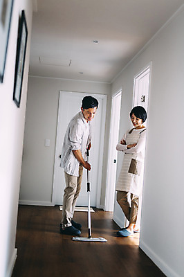 포토 JPG 전신 부부 응시 여자 남자 실내 서기 성인 두명 앞모습 옆모습 30대 제주도 다정 한국인 청소 걸레 부부라이프 성인만 국내포토 라이프스타일 커플 시선 뷰포인트 컨셉 모션 한국 사람 동양인 내부 장년 청소도구 파일형식