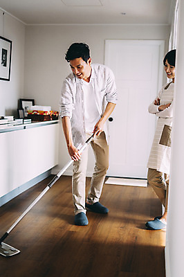 포토 JPG 전신 부부 여자 남자 실내 서기 미소 성인 두명 앞모습 옆모습 30대 제주도 다정 한국인 청소 즐거움 걸레 부부라이프 성인만 국내포토 라이프스타일 커플 감정 뷰포인트 컨셉 모션 한국 표정 사람 동양인 내부 장년 청소도구 파일형식