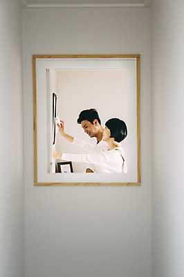 포토 JPG 부부 여자 남자 액자 실내 서기 미소 상반신 성인 두명 옆모습 30대 제주도 다정 한국인 즐거움 부부라이프 성인만 걸기 국내포토 라이프스타일 커플 감정 뷰포인트 컨셉 모션 한국 표정 사람 동양인 내부 장년 파일형식