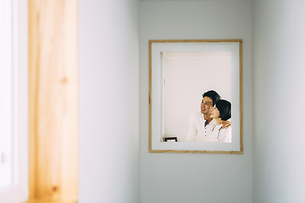 포토 JPG 부부 여자 남자 여유 창문 실내 서기 미소 성인 두명 옆모습 30대 제주도 다정 한국인 즐거움 부부라이프 성인만 국내포토 라이프스타일 커플 감정 뷰포인트 컨셉 모션 한국 표정 사람 동양인 내부 장년 파일형식