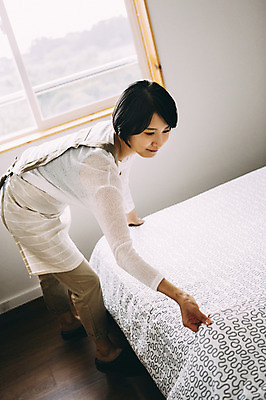 포토 JPG 전신 여자 실내 한명 서기 미소 성인 옆모습 30대 제주도 침실 한국인 침대 청소 정리 성인여자만 성인만 국내포토 1 뷰포인트 가구 모션 한국 표정 사람 동양인 내부 장년 여자만 파일형식