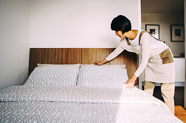 포토 JPG 여자 실내 한명 서기 미소 상반신 성인 옆모습 30대 제주도 침실 한국인 침대 청소 정리 성인여자만 성인만 국내포토 1 뷰포인트 가구 모션 한국 표정 사람 동양인 내부 장년 여자만 파일형식