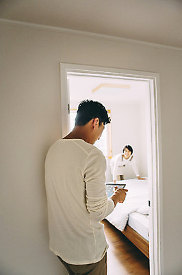 포토 JPG 부부 여자 남자 여유 실내 들기 상반신 성인 두명 앞모습 옆모습 30대 태블릿 제주도 침실 한국인 침대 부부라이프 성인만 국내포토 라이프스타일 커플 감정 뷰포인트 가구 모션 한국 사람 동양인 내부 장년 전자제품 스마트기기 파일형식