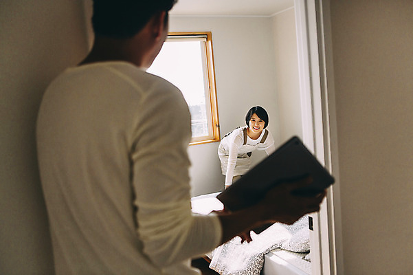 포토 JPG 부부 여자 남자 여유 실내 미소 들기 상반신 성인 두명 앞모습 뒷모습 30대 태블릿 제주도 침실 한국인 침대 청소 정리 부부라이프 성인만 국내포토 라이프스타일 커플 감정 뷰포인트 가구 모션 한국 표정 사람 동양인 내부 장년 전자제품 스마트기기 파일형식