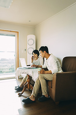 포토 JPG 전신 부부 여자 남자 여유 거실 탁자 휴식 실내 미소 앉기 성인 두명 앞모습 옆모습 30대 노트북 소파 제주도 다정 한국인 웹서핑 부부라이프 성인만 국내포토 라이프스타일 커플 감정 뷰포인트 가구 컨셉 의자 모션 한국 표정 사람 동양인 내부 장년 전자제품 파일형식