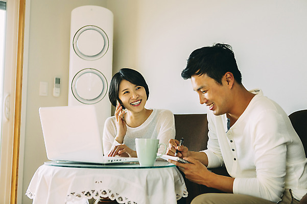 포토 JPG 부부 여자 남자 거실 탁자 실내 미소 앉기 상반신 성인 두명 앞모습 30대 노트북 제주도 다정 한국인 웹서핑 즐거움 부부라이프 성인만 국내포토 라이프스타일 커플 감정 뷰포인트 가구 컨셉 모션 한국 표정 사람 동양인 내부 장년 전자제품 파일형식