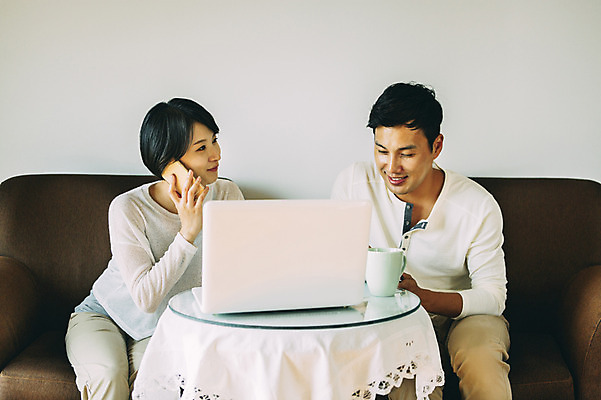 포토 JPG 부부 여자 남자 거실 탁자 휴식 실내 미소 앉기 상반신 성인 두명 앞모습 30대 노트북 제주도 다정 한국인 웹서핑 통화 부부라이프 성인만 국내포토 라이프스타일 커플 뷰포인트 가구 컨셉 모션 한국 표정 사람 동양인 내부 장년 전자제품 파일형식