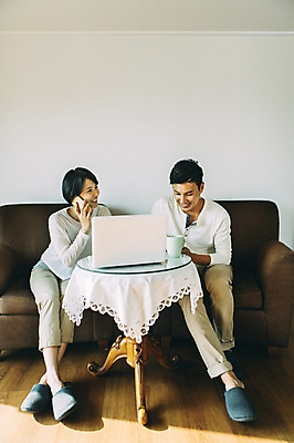 포토 JPG 전신 부부 여자 남자 탁자 휴식 실내 미소 앉기 성인 두명 앞모습 30대 노트북 제주도 다정 한국인 통화 부부라이프 성인만 국내포토 라이프스타일 커플 뷰포인트 가구 컨셉 모션 한국 표정 사람 동양인 내부 장년 전자제품 파일형식