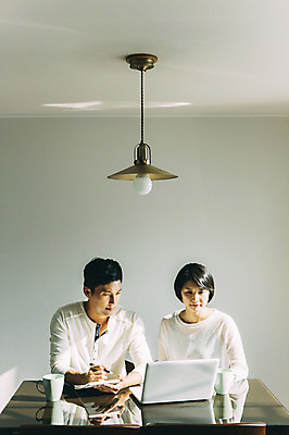 포토 JPG 부부 여자 남자 탁자 휴식 실내 앉기 상반신 성인 두명 앞모습 30대 노트북 제주도 한국인 웹서핑 부부라이프 성인만 국내포토 라이프스타일 커플 뷰포인트 가구 컨셉 모션 한국 사람 동양인 내부 장년 전자제품 파일형식