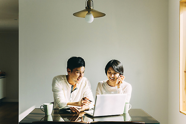 포토 JPG 부부 여자 남자 탁자 휴식 실내 미소 앉기 상반신 성인 두명 앞모습 30대 노트북 제주도 한국인 웹서핑 통화 부부라이프 성인만 국내포토 라이프스타일 커플 뷰포인트 가구 컨셉 모션 한국 표정 사람 동양인 내부 장년 전자제품 파일형식