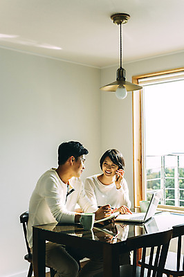 포토 JPG 부부 여자 남자 탁자 휴식 실내 미소 앉기 상반신 성인 두명 앞모습 30대 노트북 제주도 한국인 통화 부부라이프 성인만 국내포토 라이프스타일 커플 뷰포인트 가구 컨셉 모션 한국 표정 사람 동양인 내부 장년 전자제품 파일형식
