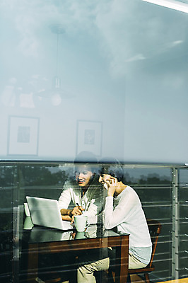 포토 JPG 부부 여자 남자 여유 탁자 휴식 실내 앉기 상반신 성인 두명 옆모습 30대 노트북 제주도 한국인 웹서핑 통화 부부라이프 성인만 국내포토 라이프스타일 커플 감정 뷰포인트 가구 컨셉 모션 한국 사람 동양인 내부 장년 전자제품 파일형식