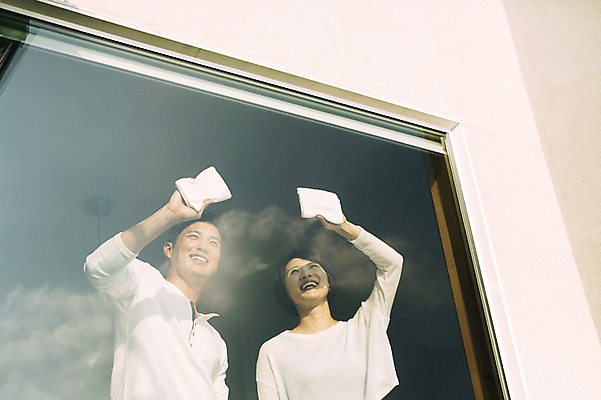 포토 JPG 부부 여자 남자 창문 실내 서기 미소 상반신 성인 두명 앞모습 30대 제주도 다정 한국인 청소 걸레 유리창닦기 부부라이프 성인만 국내포토 라이프스타일 커플 뷰포인트 컨셉 모션 한국 표정 사람 동양인 내부 장년 청소도구 닦기 파일형식