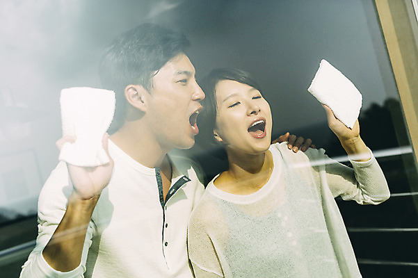 포토 JPG 부부 여자 남자 창문 실내 서기 들기 상반신 성인 두명 앞모습 30대 제주도 다정 한국인 청소 걸레 유리창닦기 부부라이프 성인만 국내포토 라이프스타일 커플 뷰포인트 컨셉 모션 한국 사람 동양인 내부 장년 청소도구 닦기 파일형식