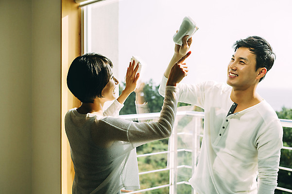 포토 JPG 부부 여자 남자 창문 실내 서기 미소 들기 상반신 성인 두명 옆모습 30대 제주도 마주보기 다정 한국인 즐거움 걸레 유리창닦기 부부라이프 성인만 국내포토 라이프스타일 커플 감정 뷰포인트 컨셉 모션 한국 표정 사람 동양인 내부 장년 청소도구 닦기 파일형식