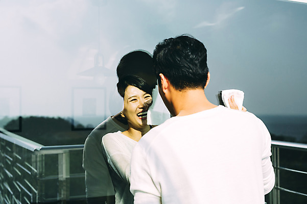 포토 JPG 부부 여자 남자 창문 실내 서기 미소 들기 성인 두명 앞모습 뒷모습 30대 제주도 다정 한국인 즐거움 걸레 유리창닦기 부부라이프 성인만 국내포토 라이프스타일 커플 감정 뷰포인트 컨셉 모션 한국 표정 사람 동양인 내부 장년 청소도구 닦기 파일형식