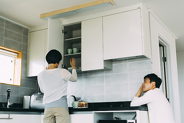 포토 JPG 그릇 부부 여자 남자 실내 서기 앉기 상반신 성인 두명 옆모습 뒷모습 30대 제주도 주방 다정 한국인 찬장 부부라이프 성인만 국내포토 라이프스타일 식기 커플 뷰포인트 가구 컨셉 모션 한국 사람 동양인 내부 장년 파일형식