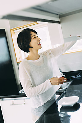 포토 JPG 그릇 여자 실내 한명 서기 미소 상반신 성인 옆모습 30대 제주도 주방 한국인 찬장 성인여자만 성인만 국내포토 1 식기 뷰포인트 가구 모션 한국 표정 사람 동양인 내부 장년 여자만 파일형식