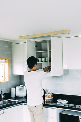 포토 JPG 그릇 남자 실내 한명 서기 성인 뒷모습 30대 제주도 주방 한국인 찬장 남자만 성인남자만 국내포토 1 식기 뷰포인트 가구 모션 한국 사람 동양인 내부 장년 성인만 파일형식