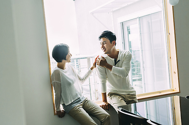 포토 JPG 부부 여자 남자 창문 휴식 실내 미소 앉기 상반신 성인 두명 앞모습 30대 제주도 손잡기 한국인 부부라이프 성인만 국내포토 라이프스타일 커플 뷰포인트 컨셉 모션 한국 표정 사람 동양인 내부 장년 파일형식