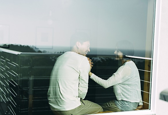 포토 JPG 부부 여자 남자 장난 창문 휴식 실내 미소 앉기 상반신 성인 두명 옆모습 30대 제주도 다정 한국인 부부라이프 성인만 국내포토 라이프스타일 커플 뷰포인트 컨셉 모션 한국 표정 사람 동양인 내부 장년 파일형식