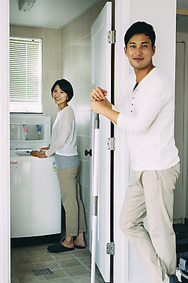 포토 JPG 전신 부부 여자 남자 실내 서기 미소 성인 두명 옆모습 30대 제주도 다정 한국인 세탁기 세탁실 부부라이프 성인만 국내포토 라이프스타일 커플 뷰포인트 컨셉 모션 한국 표정 사람 동양인 내부 장년 가전제품 파일형식