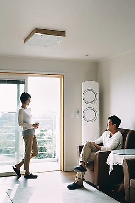 포토 JPG 전신 부부 여자 남자 거실 휴식 실내 서기 앉기 성인 두명 옆모습 30대 제주도 마주보기 다정 한국인 부부라이프 성인만 국내포토 라이프스타일 커플 뷰포인트 컨셉 모션 한국 사람 동양인 내부 장년 파일형식