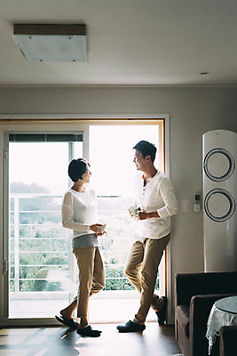 포토 JPG 전신 부부 여자 남자 거실 휴식 실내 서기 들기 성인 두명 옆모습 컵 30대 제주도 마주보기 다정 한국인 부부라이프 성인만 국내포토 라이프스타일 식기 커플 뷰포인트 컨셉 모션 한국 사람 동양인 내부 장년 파일형식