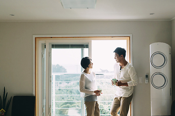 포토 JPG 부부 여자 남자 거실 휴식 실내 서기 들기 상반신 성인 두명 옆모습 컵 30대 제주도 마주보기 다정 한국인 부부라이프 성인만 국내포토 라이프스타일 식기 커플 뷰포인트 컨셉 모션 한국 사람 동양인 내부 장년 파일형식