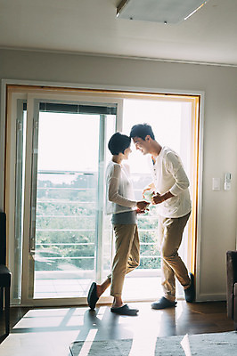 포토 JPG 전신 부부 여자 남자 거실 실내 서기 들기 성인 두명 옆모습 컵 30대 제주도 마주보기 다정 한국인 부부라이프 성인만 머리맞대기 국내포토 라이프스타일 식기 커플 뷰포인트 컨셉 모션 한국 사람 동양인 내부 장년 파일형식