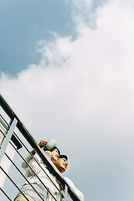 포토 JPG 주간 구름 부부 여자 남자 행복 로우앵글 난간 하늘 서기 들기 상반신 성인 야외 두명 컵 30대 제주도 계단 다정 한국인 부부라이프 성인만 국내포토 자연요소 라이프스타일 식기 커플 감정 뷰포인트 컨셉 모션 한국 사람 동양인 장년 파일형식