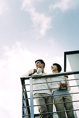 포토 JPG 주간 구름 부부 여자 남자 로우앵글 난간 하늘 서기 들기 상반신 성인 야외 두명 앞모습 컵 30대 제주도 계단 다정 한국인 부부라이프 성인만 국내포토 자연요소 라이프스타일 식기 커플 뷰포인트 컨셉 모션 한국 사람 동양인 장년 파일형식