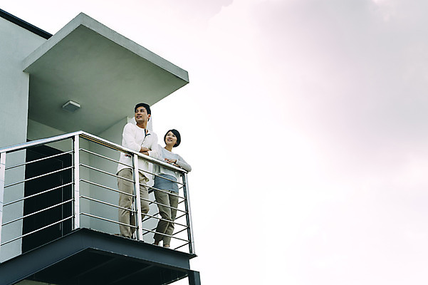 포토 JPG 주간 전신 부부 여자 남자 로우앵글 난간 서기 미소 성인 야외 두명 앞모습 30대 제주도 계단 다정 한국인 부부라이프 성인만 국내포토 자연요소 라이프스타일 커플 뷰포인트 컨셉 모션 한국 표정 사람 동양인 장년 파일형식