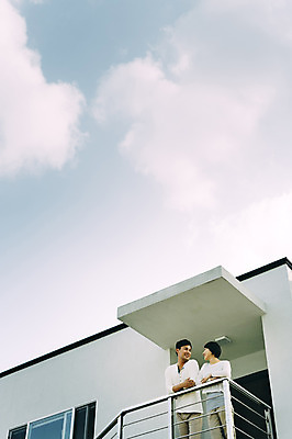 포토 JPG 주간 구름 부부 여자 남자 행복 로우앵글 난간 하늘 서기 미소 상반신 성인 야외 두명 앞모습 30대 제주도 계단 다정 한국인 부부라이프 성인만 국내포토 자연요소 라이프스타일 커플 감정 뷰포인트 컨셉 모션 한국 표정 사람 동양인 장년 파일형식