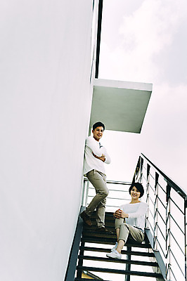 포토 JPG 주간 부부 여자 남자 휴식 서기 미소 앉기 성인 야외 두명 앞모습 30대 제주도 계단 다정 한국인 부부라이프 성인만 국내포토 자연요소 라이프스타일 커플 뷰포인트 컨셉 모션 한국 표정 사람 동양인 장년 파일형식