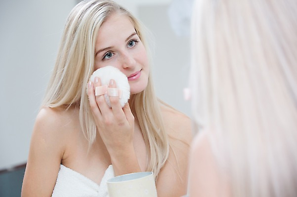 포토 JPG 서양인 여자 실내 한명 성인 금발 화장 뷰티 반사 화장품 거울 욕실 목욕가운 바르기 파우더 파우더퍼프 의료성형뷰티 국내포토 외국인 1 헤어스타일 모션 사람 내부 가운 파일형식