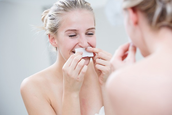 포토 JPG 서양인 여자 실내 한명 성인 금발 뷰티 반사 거울 욕실 목욕가운 왁싱 제모 의료성형뷰티 국내포토 외국인 1 헤어스타일 사람 내부 가운 파일형식