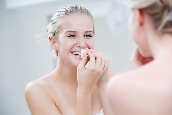 포토 JPG 서양인 여자 실내 한명 성인 금발 뷰티 반사 거울 욕실 목욕가운 왁싱 제모 의료성형뷰티 국내포토 외국인 1 헤어스타일 사람 내부 가운 파일형식