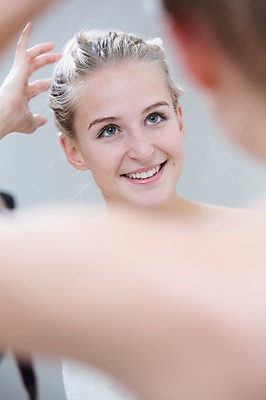 포토 JPG 서양인 여자 실내 한명 성인 금발 뷰티 반사 거울 욕실 목욕가운 머리손질 묶은머리 의료성형뷰티 국내포토 외국인 1 헤어스타일 사람 내부 가운 파일형식