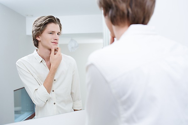 포토 JPG 서양인 남자 실내 한명 성인 뷰티 반사 거울 욕실 피부 의료성형뷰티 그루밍족 국내포토 외국인 1 사람 내부 신체부위 파일형식