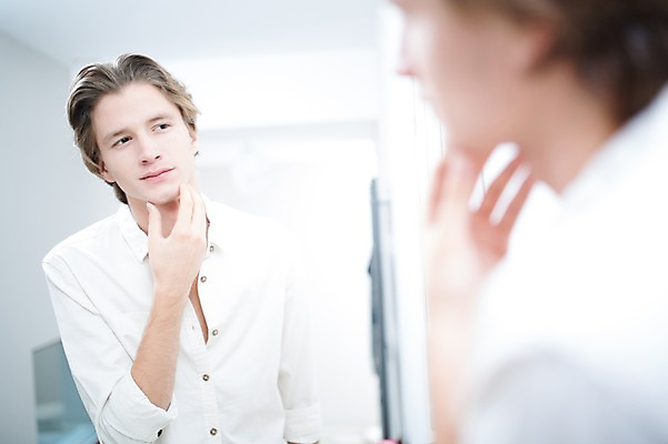 포토 JPG 서양인 남자 실내 한명 성인 뷰티 반사 거울 욕실 피부 의료성형뷰티 그루밍족 국내포토 외국인 1 사람 내부 신체부위 파일형식