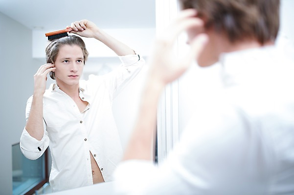 포토 JPG 서양인 남자 실내 한명 성인 뷰티 반사 거울 욕실 머리빗 머리손질 의료성형뷰티 그루밍족 국내포토 외국인 1 사람 내부 미용용품 파일형식