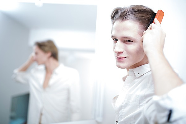 포토 JPG 서양인 남자 실내 한명 성인 뷰티 반사 거울 욕실 머리빗 머리손질 의료성형뷰티 그루밍족 국내포토 외국인 1 사람 내부 미용용품 파일형식