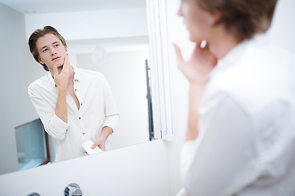 포토 JPG 서양인 남자 실내 한명 성인 뷰티 반사 화장품 거울 욕실 피부 바르기 의료성형뷰티 그루밍족 국내포토 외국인 1 모션 사람 내부 신체부위 파일형식