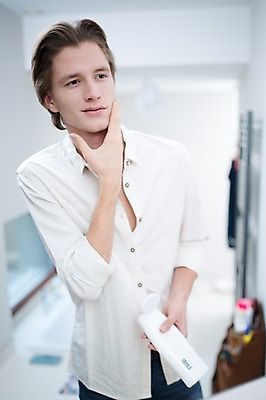 포토 JPG 서양인 남자 실내 한명 성인 뷰티 반사 화장품 거울 욕실 피부 바르기 의료성형뷰티 그루밍족 국내포토 외국인 1 모션 사람 내부 신체부위 파일형식