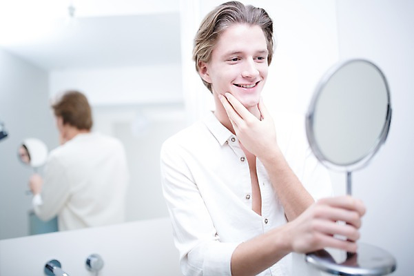 포토 JPG 서양인 남자 실내 한명 성인 아웃포커스 뷰티 반사 거울 욕실 피부 탁상거울 의료성형뷰티 그루밍족 국내포토 외국인 1 촬영기법 사람 내부 신체부위 파일형식